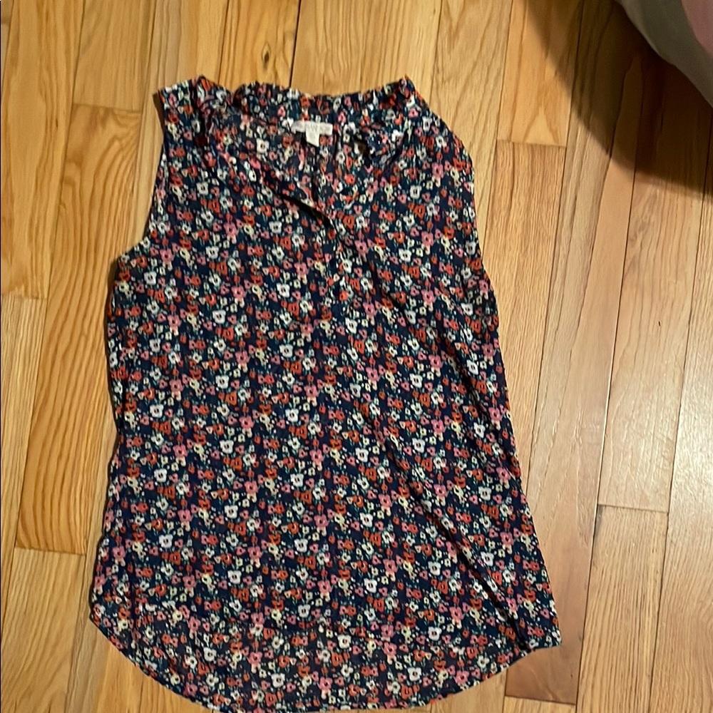 Pink sleeveless blouse with scoop neck and floral design